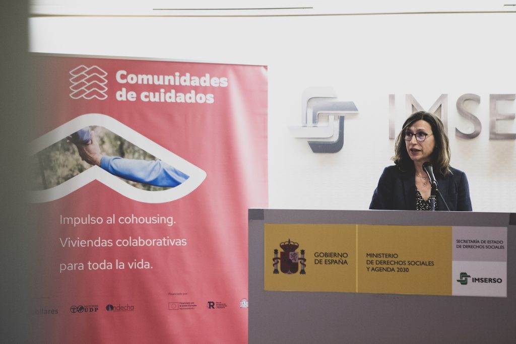 Sara Ulla, durante su intervención al comienzo de la jornada del 12 de mayo de 2023 en el Imserso, dedicada a los cuidados en el cohousing.