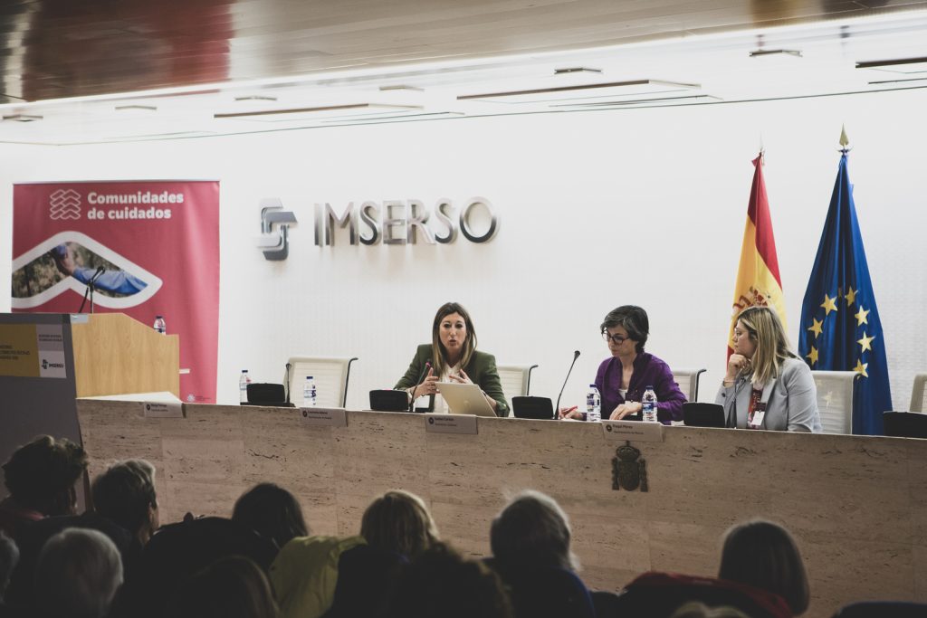 Participantes en el Conversatorio 1: Lucrecia Adeva, directora general de Mayores del Ayuntamiento de Madrid; Paqui Pérez, concejala de Mayores del Ayuntamiento de Murcia, e Isabel Cartón, representante de la Asociación Jubilares.